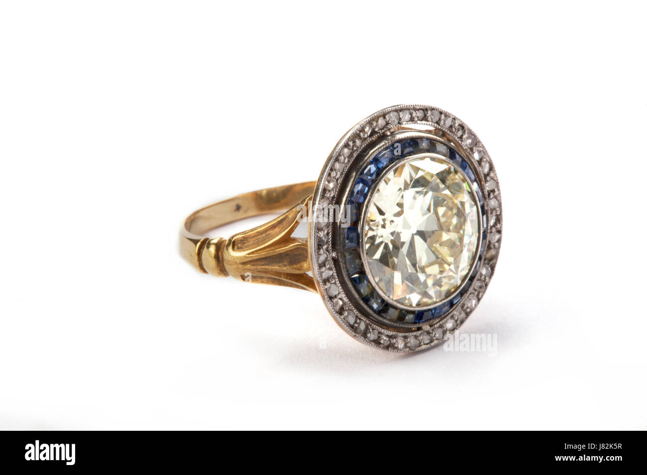 4 Karat Diamant in einem 1920er Saphir und Diamant Doppelzimmer Halo  umgeben. Wert bei £ 19.000 Stockfotografie - Alamy