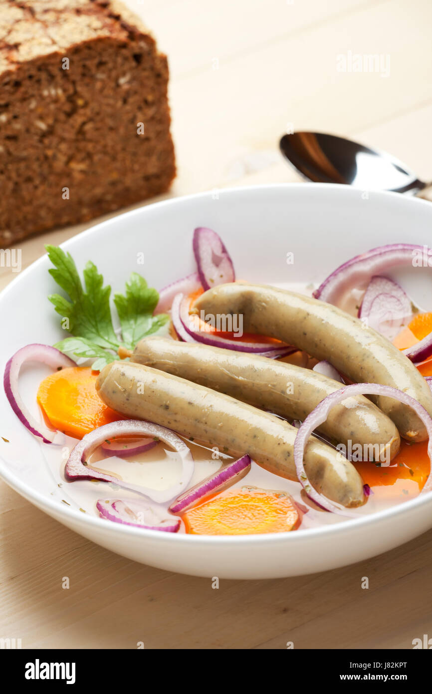 Platte typische Säure Tipp Schüssel Suppe Wurst essen Nahrungsmittel Brot Gesundheit leer Stockfoto