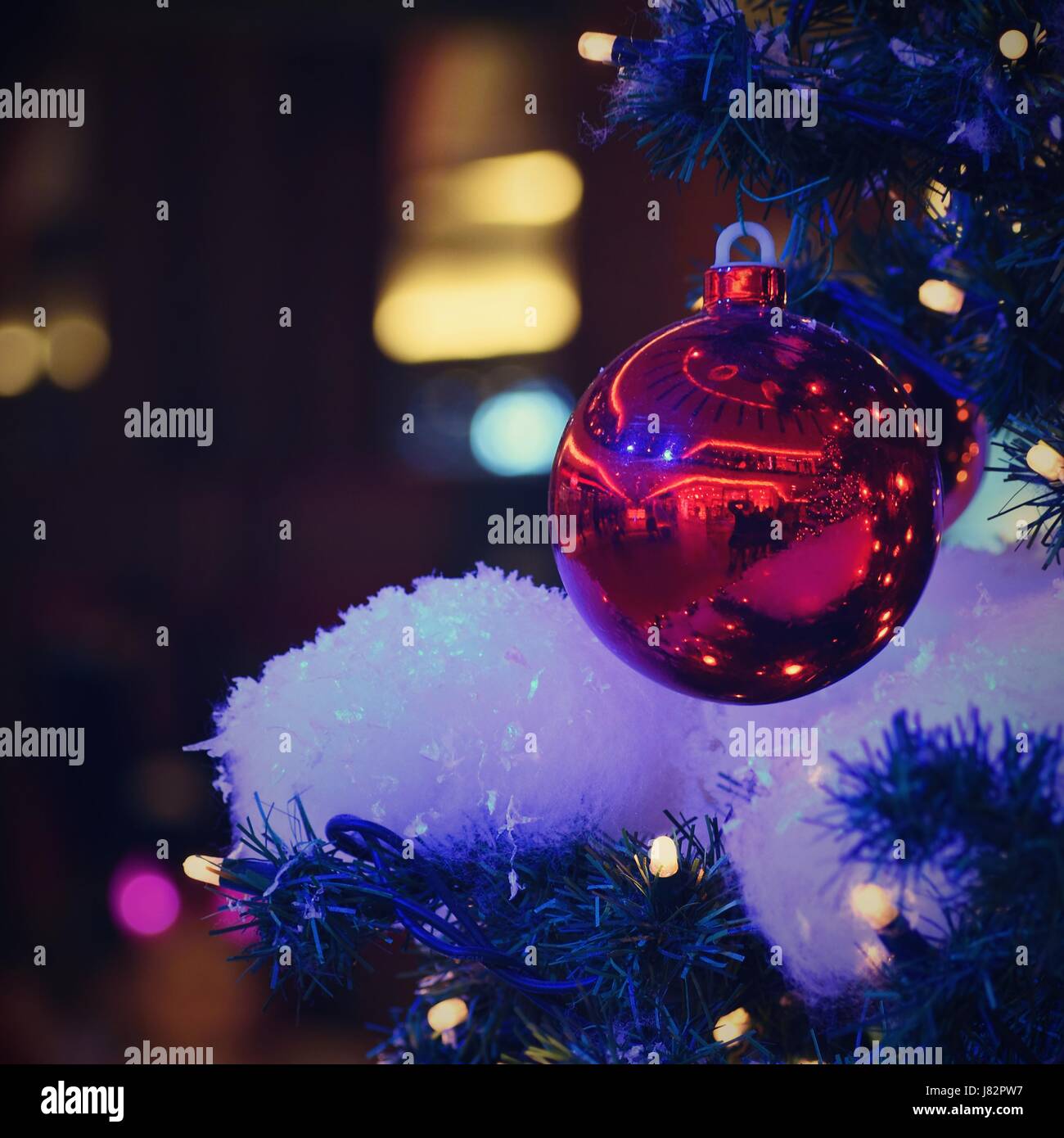 Bunte Weihnachten Dekoration. Winterurlaub und traditionellen Ornamenten. Ketten-Leuchtmittel für saisonale Hintergrund. Stockfoto