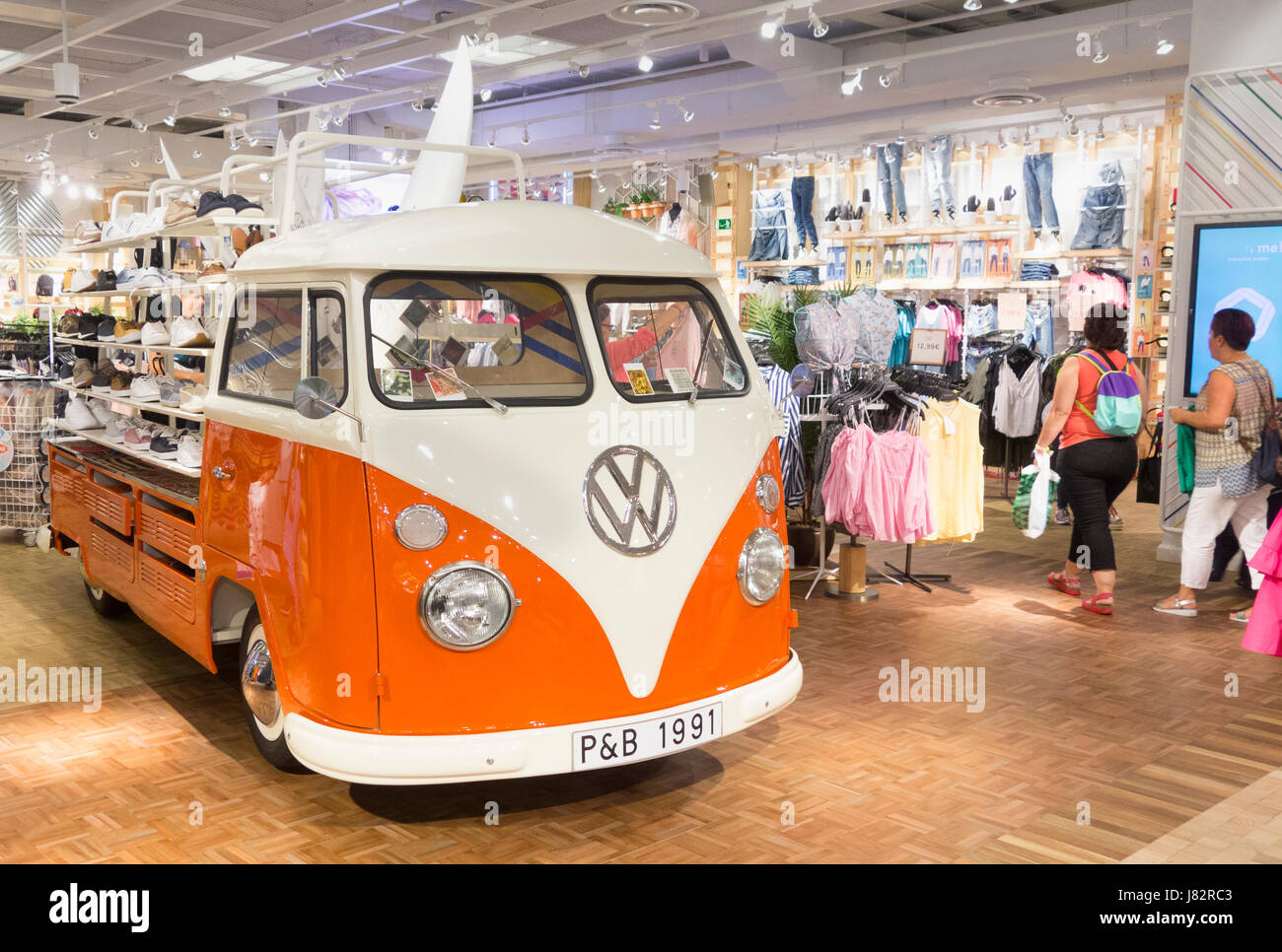 Ziehen Sie & Bär Bekleidungsgeschäft in Spanien mit Split-Screen VW zum Schuhe anzeigen Stockfoto