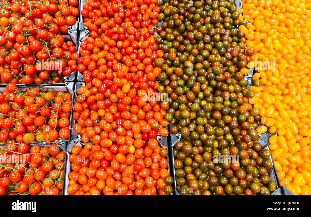 Cherry-Tomaten am Marktstand Stockfoto