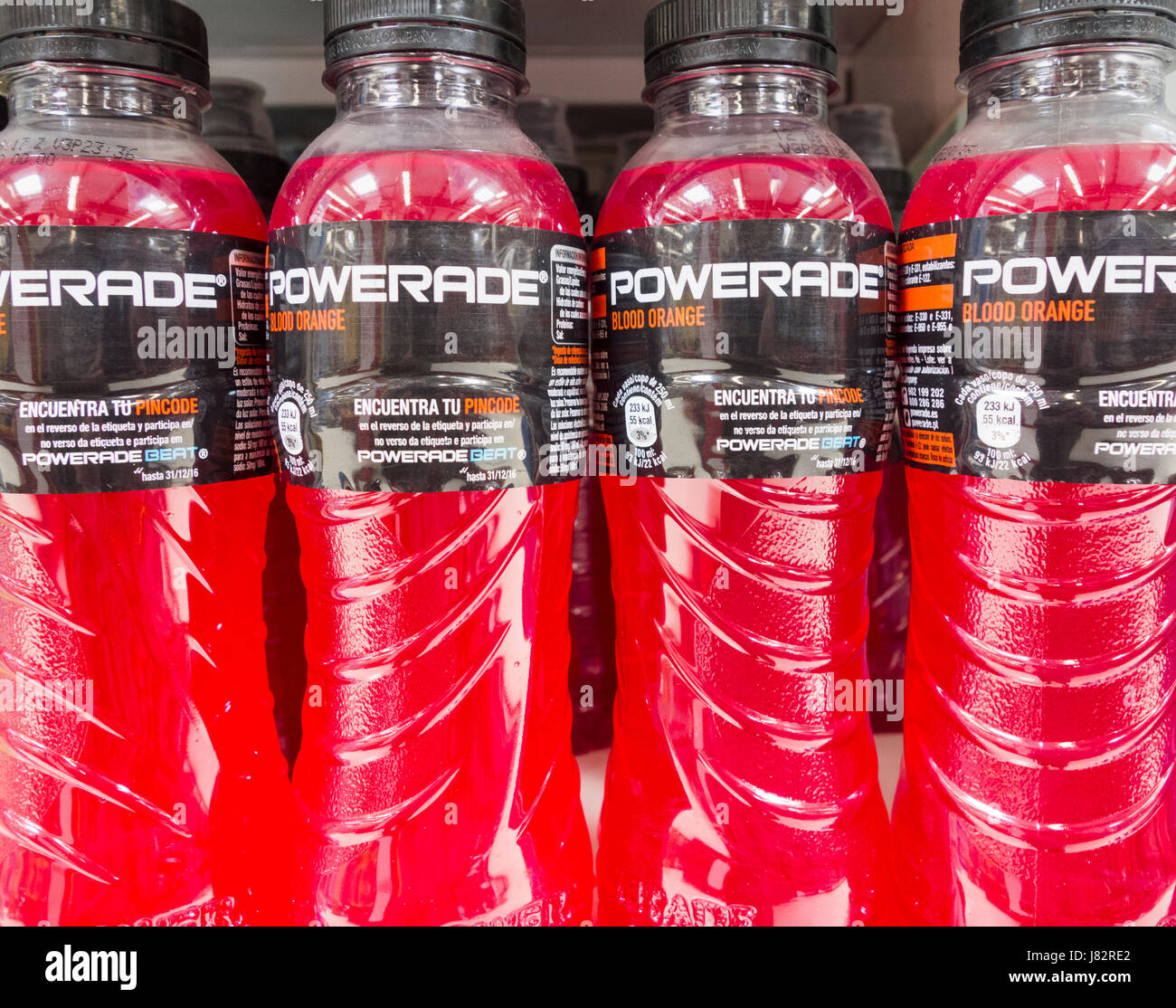 Powerade-Energy-Drinks im Supermarkt Stockfoto
