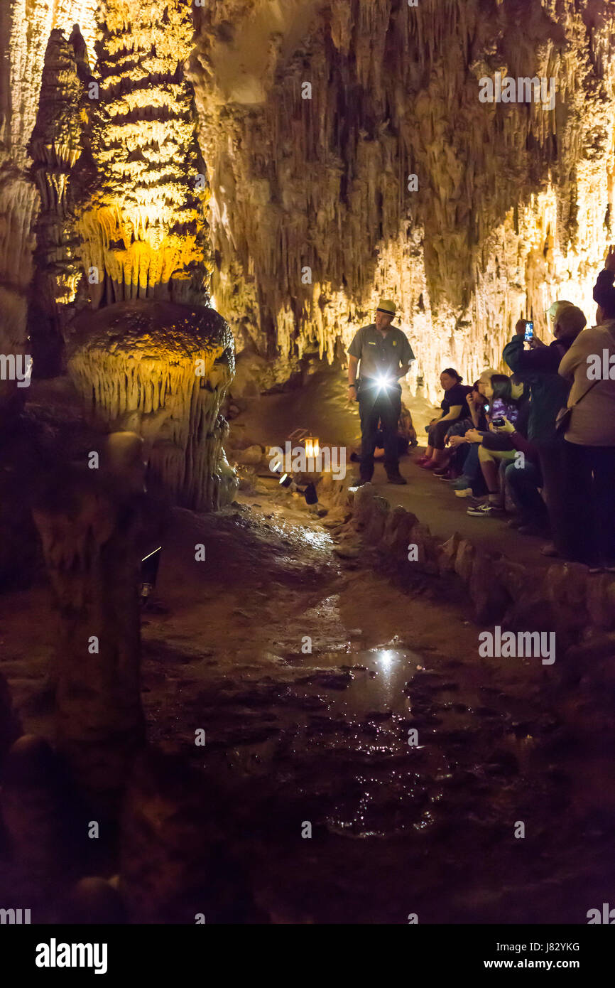 Carlsbad Caverns National Park, New Mexico - A National Park Service Ranger führt die Besucher auf eine Tour durch die Gegend Kings Palace in Carlsbad Caverns. Stockfoto