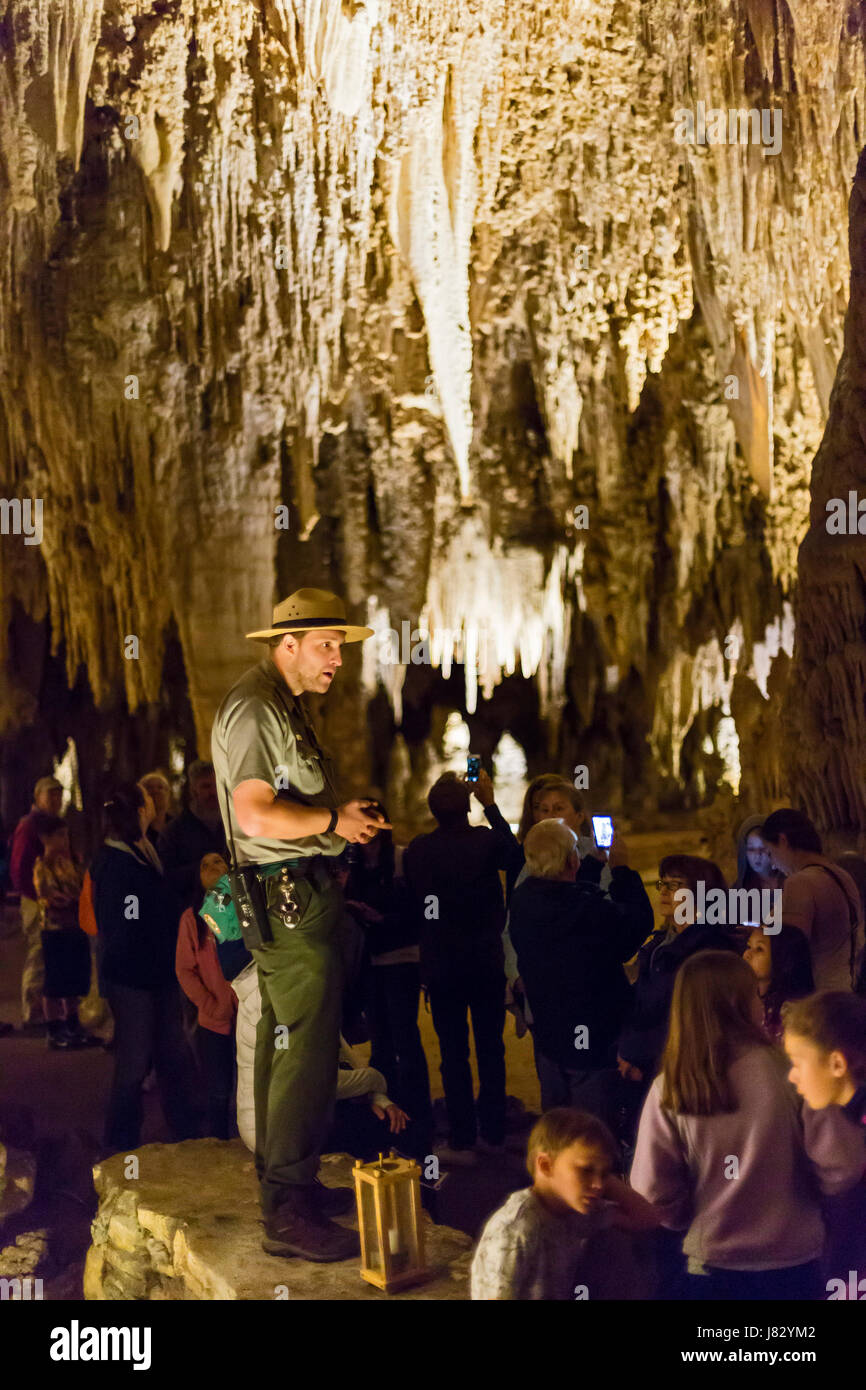 Carlsbad Caverns National Park, New Mexico - A National Park Service Ranger führt die Besucher auf eine Tour durch die Gegend Kings Palace in Carlsbad Caverns. Stockfoto