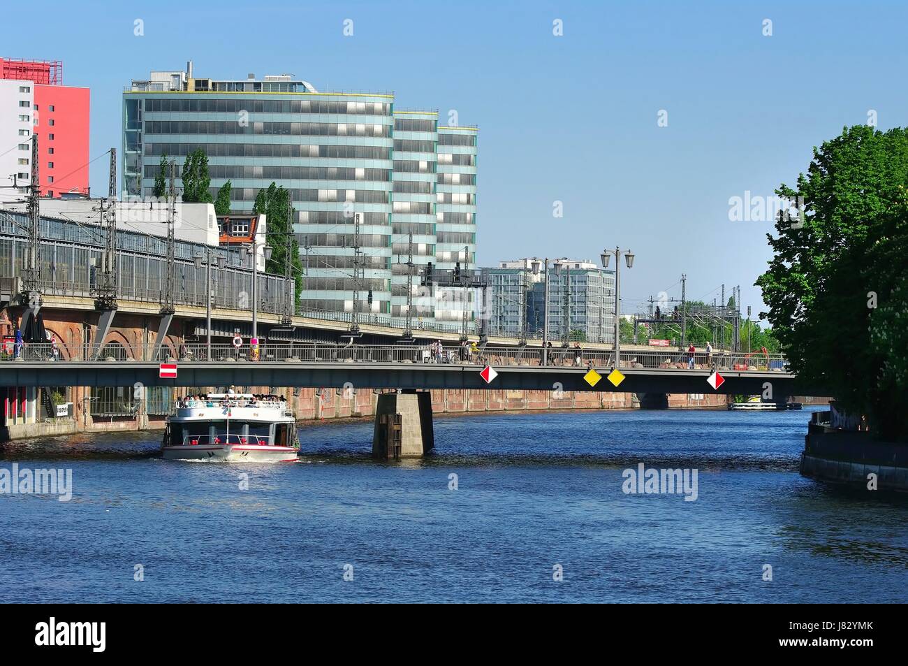 drei Hochhäuser in Folge an der Spree mit Brücke und Eisenbahn-Linie Stockfoto