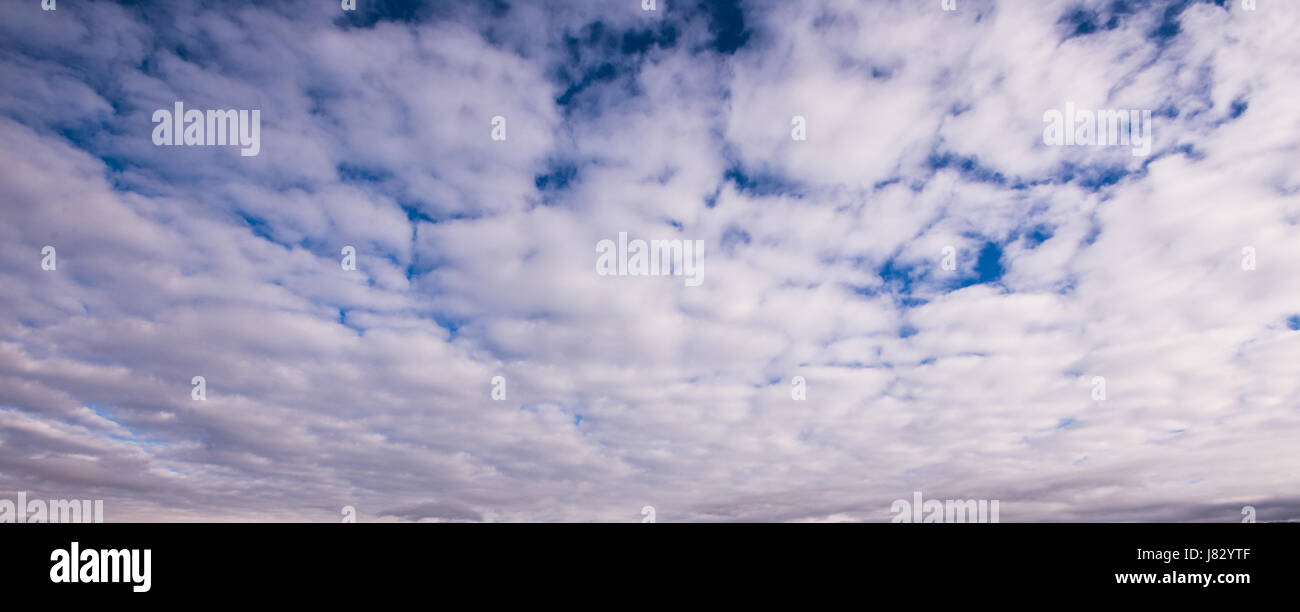 Einige weiße Wolken über Italien Stockfoto