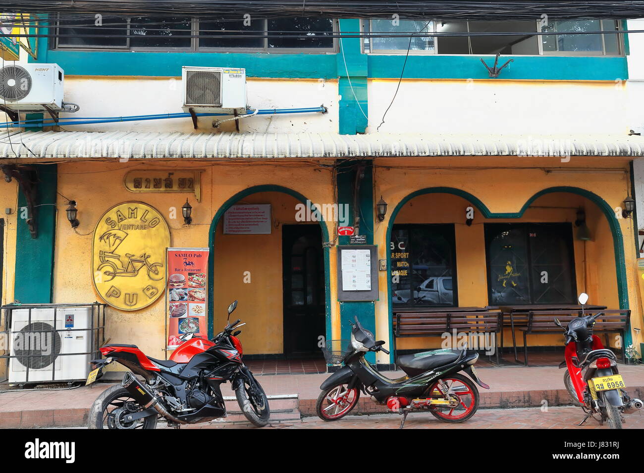 Vientiane, Laos-Oktober 13, 2015: Gebäude aus der französischen Kolonialzeit Häuser eine Pub-Bar-Restaurant sehr beliebt bei den jungen, die Stockfoto