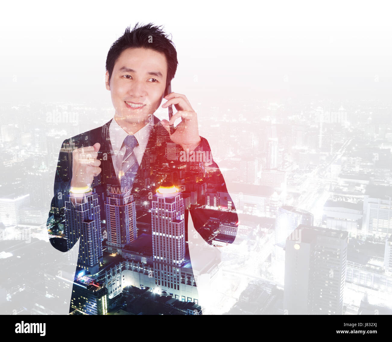 Doppelbelichtung glücklich Geschäftsmann am Smartphone mit einem Stadt-Hintergrund sprechen Stockfoto
