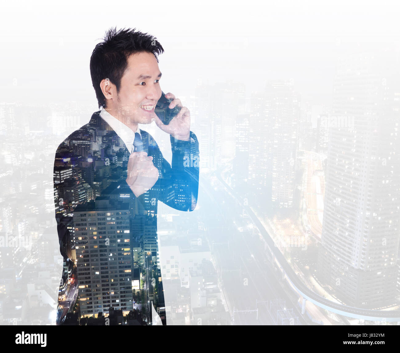 Doppelbelichtung glücklich Geschäftsmann am Smartphone mit einem Stadt-Hintergrund sprechen Stockfoto