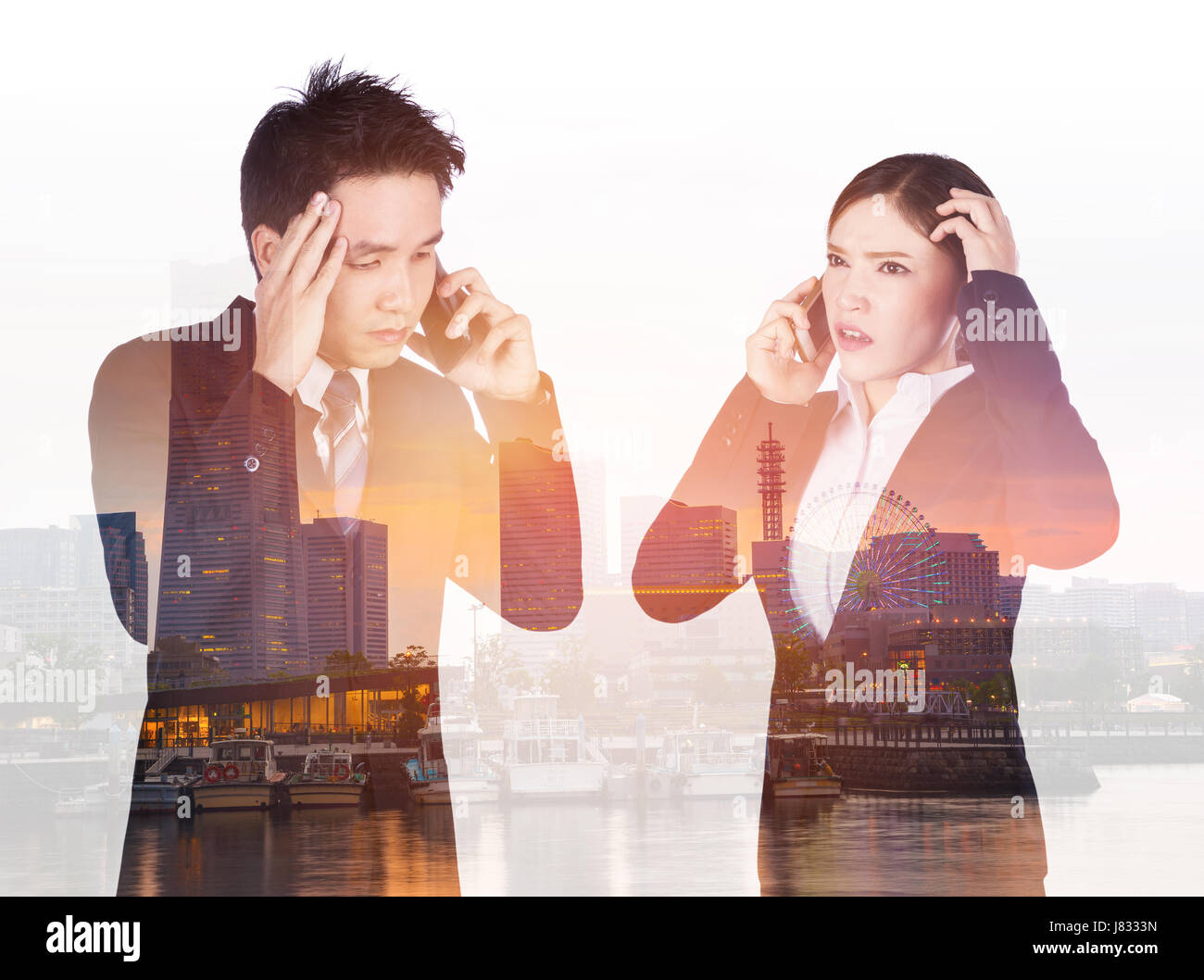 Doppelbelichtung besorgt Geschäftsmann und Geschäftsfrau Gespräch am Smartphone mit einem Stadt-Hintergrund Stockfoto