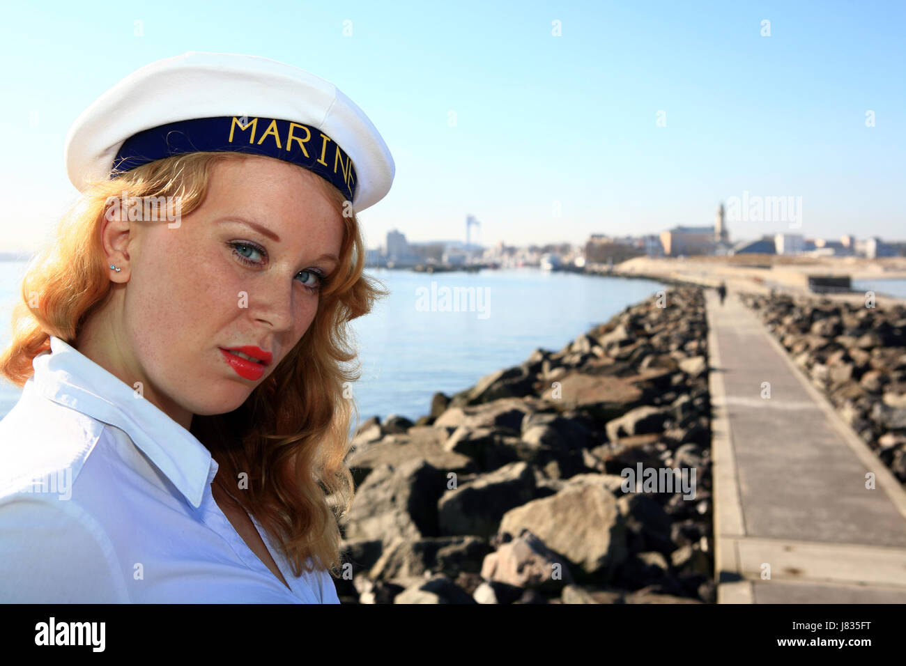 junge Frau im Matrosen-outfit Stockfoto