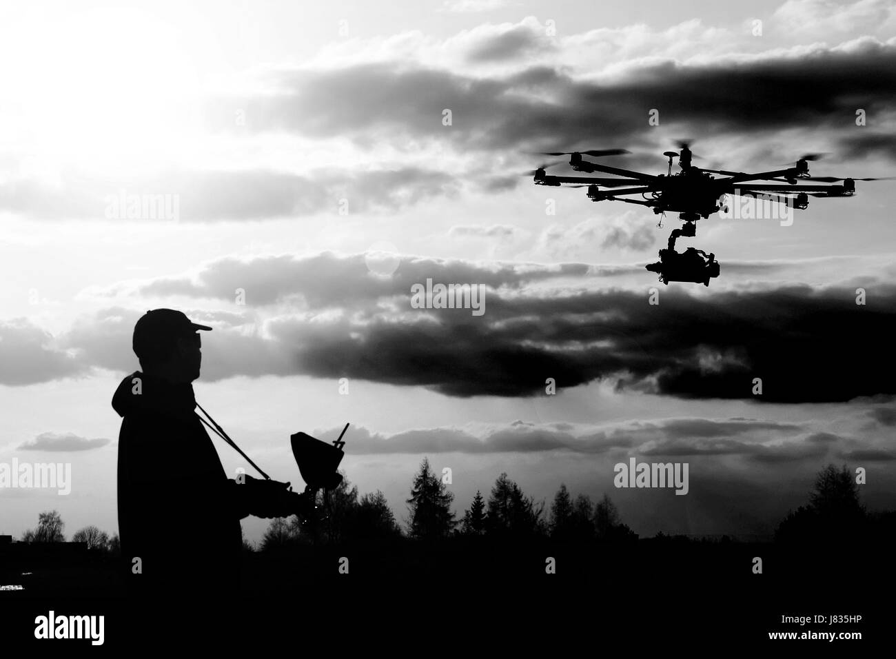 Drone, unbemannten Helikopter Flug, Pilot Flying drone Stockfoto