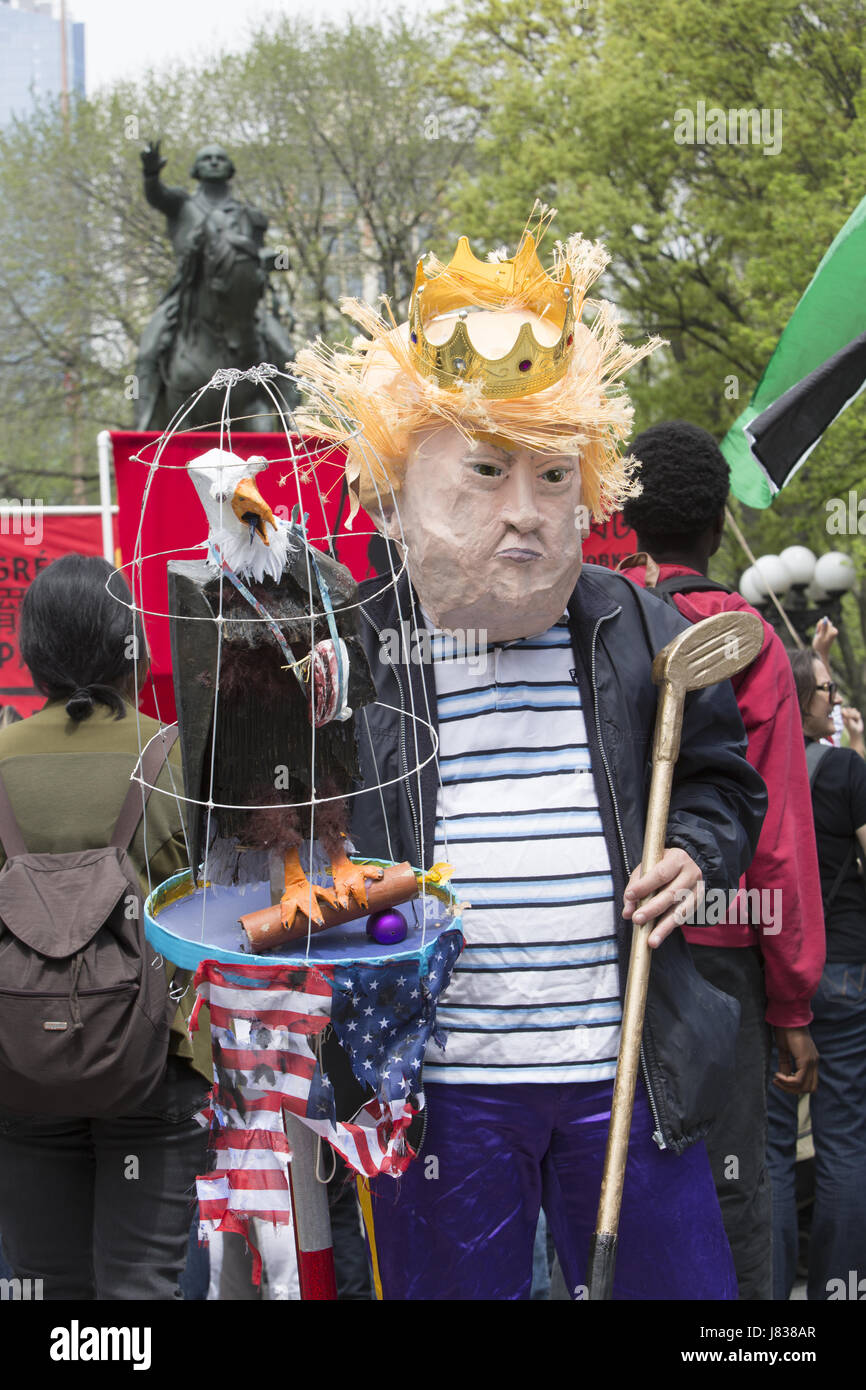 Mai-Demonstration & März am Union Square in New York City. Menschen gerichtet Einwanderung, Löhne, der Trump-Verwaltung im Allgemeinen sowie sonstige soziale & politische Themen. Stockfoto