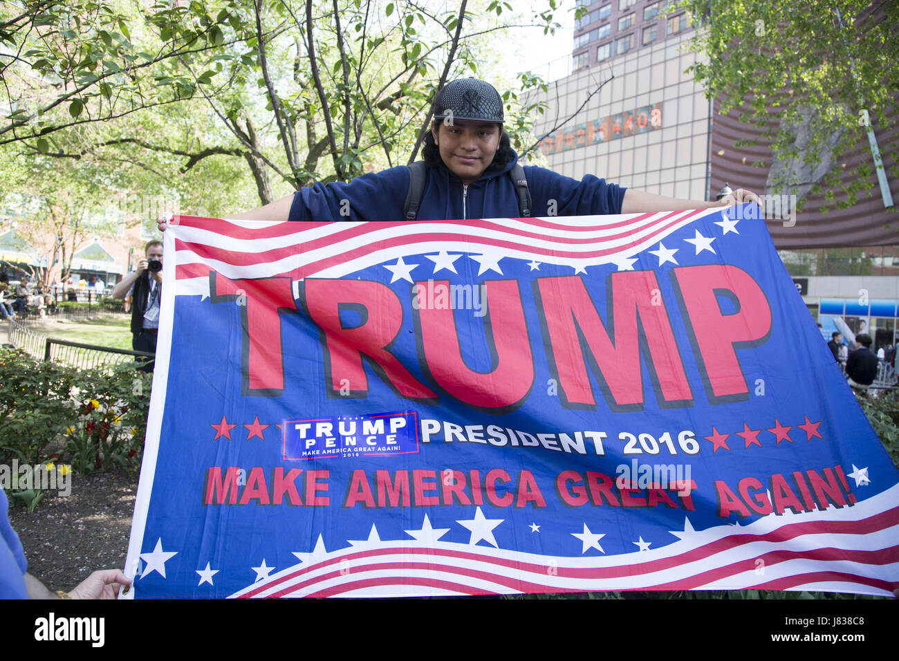 Pro-Trump Demonstranten Kundgebung eine kleiner Zähler auf der anderen Straßenseite von der Maikundgebung & März am Union Square in New York City. Stockfoto