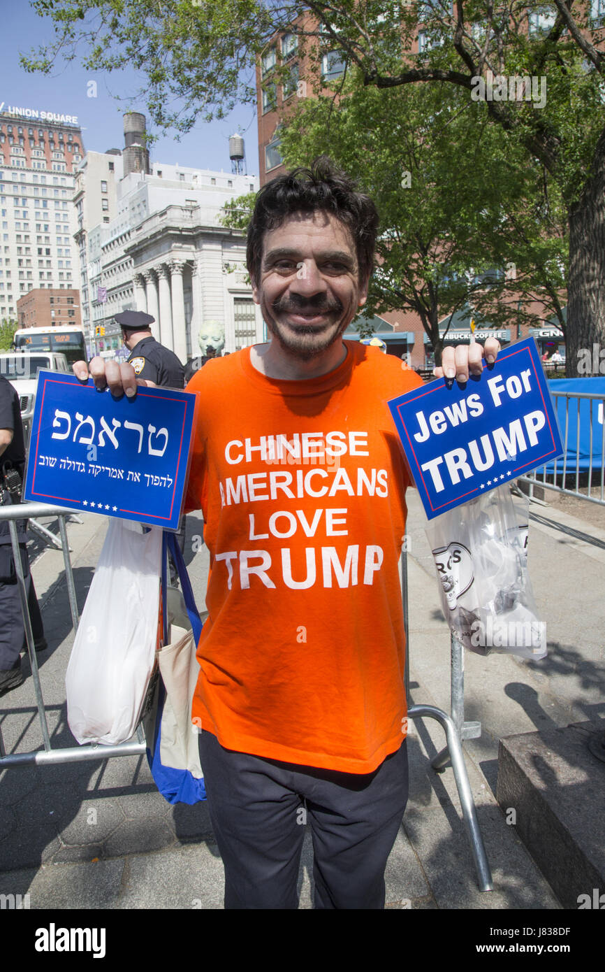 Pro-Trump Demonstranten Kundgebung eine kleiner Zähler auf der anderen Straßenseite von der Maikundgebung & März am Union Square in New York City. Stockfoto