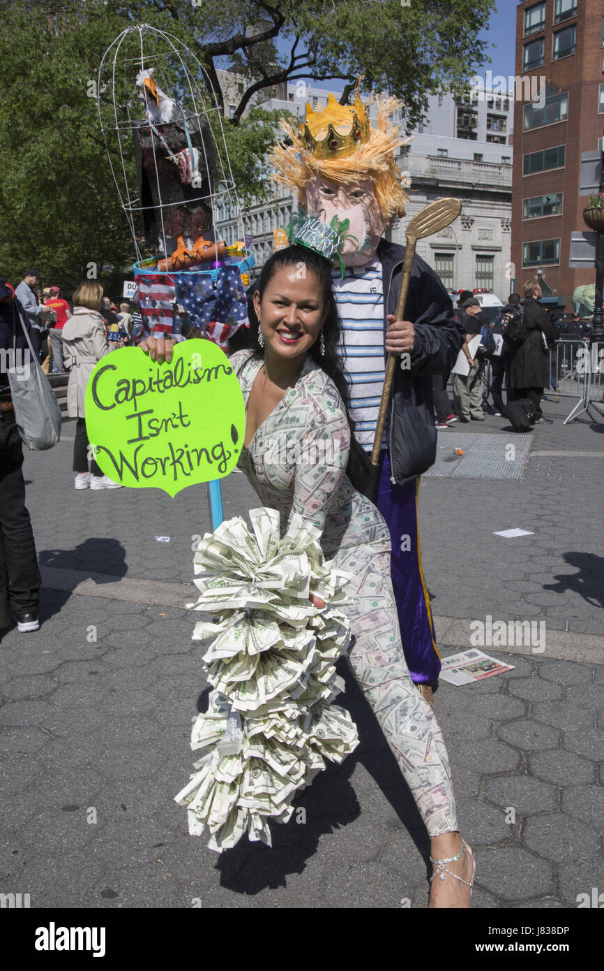 Mai-Demonstration & März am Union Square in New York City. Menschen gerichtet Einwanderung, Löhne, der Trump-Verwaltung im Allgemeinen sowie sonstige soziale & politische Themen. Stockfoto