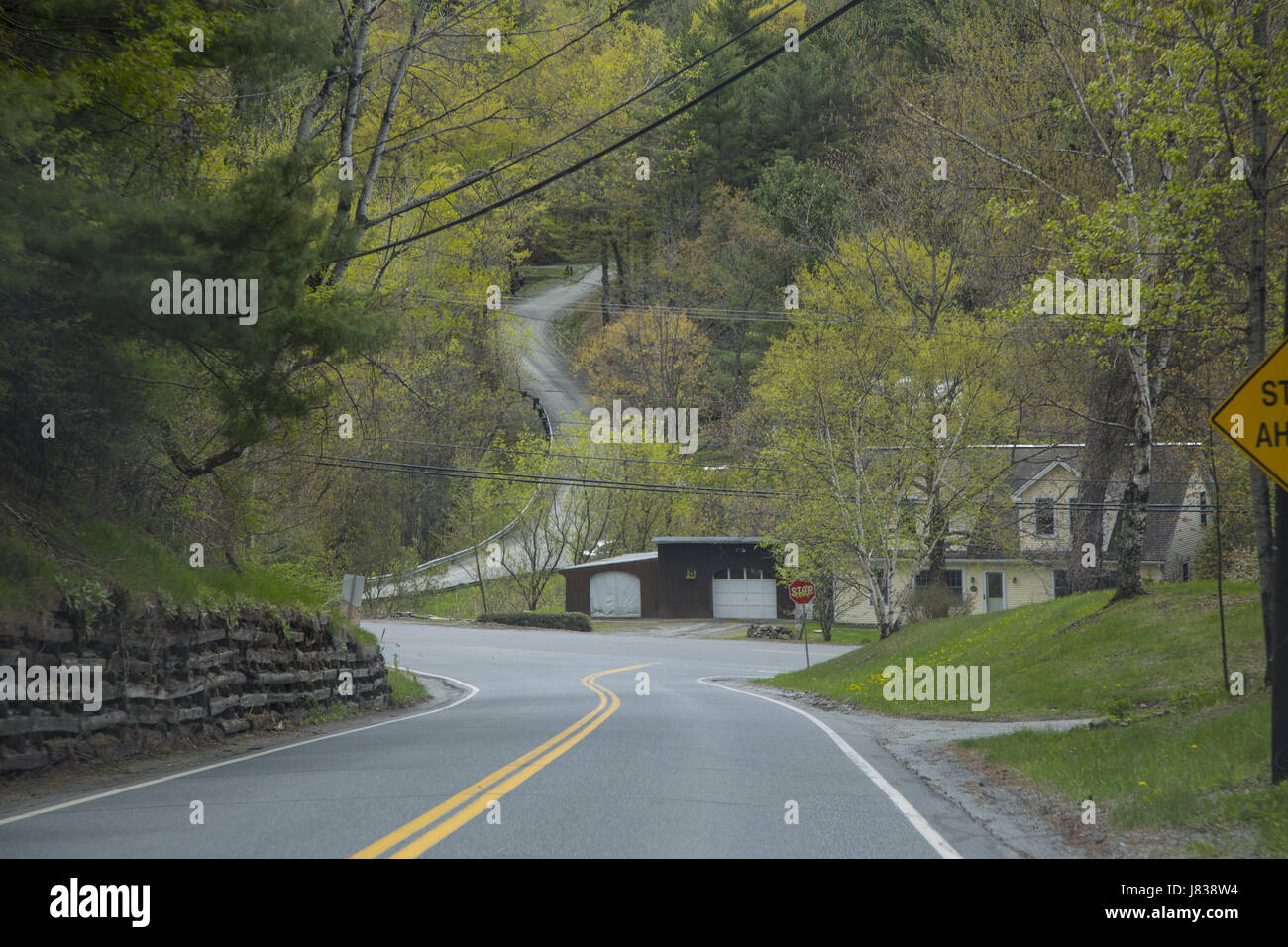 Zwei-Wege Ortsstraße in Hannover New Hampshire im Frühjahr. Stockfoto