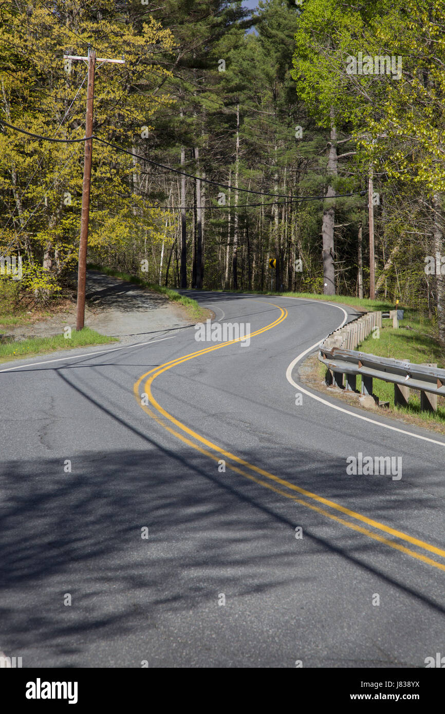 Zwei-Wege Ortsstraße in Hannover New Hampshire im Frühjahr. Stockfoto