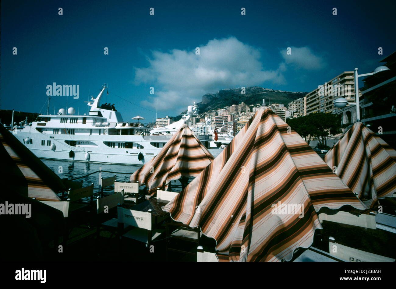 AJAXNETPHOTO. 2003., MONACO - SONNENSCHIRME UND SUPERYACHTEN IM HAFEN. FOTO: JONATHAN EASTLAND / AJAX. REF: 60305 12 Stockfoto