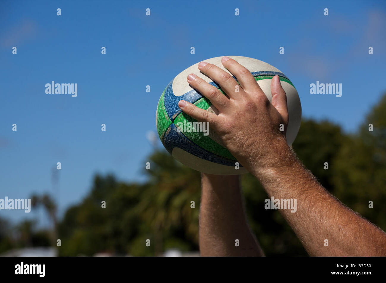 Bild des Players mit Rugby-Ball gegen Himmel beschnitten Stockfoto