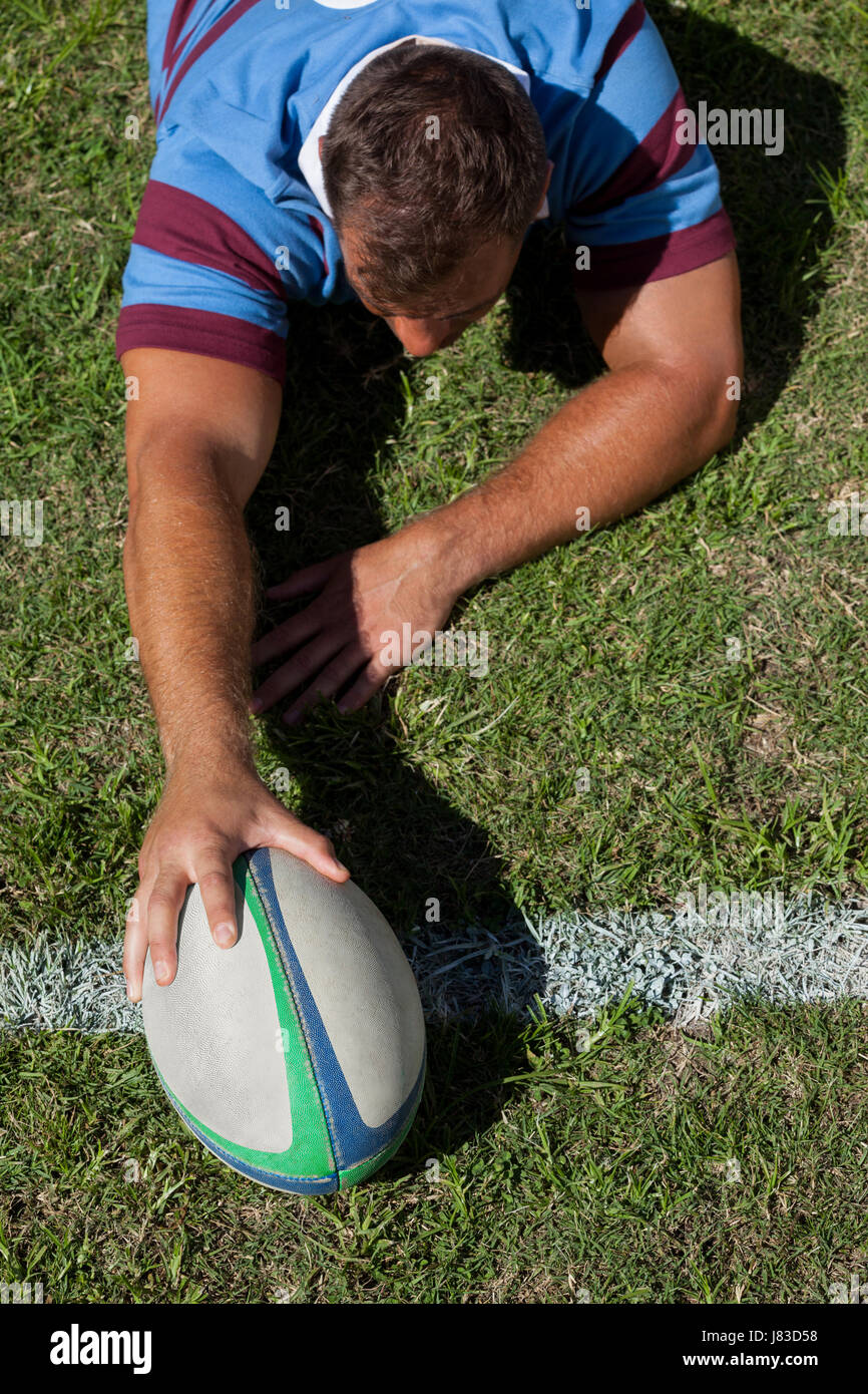 Vogelperspektive Blick auf Spieler mit Rugby-Ball am Torpfosten Linie am Spielfeld Stockfoto
