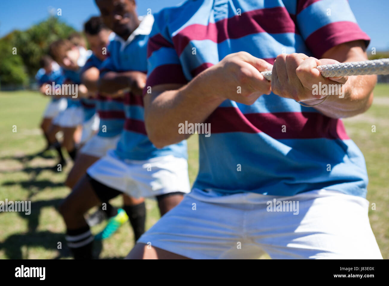 Mittelteil des Rugby-Spieler spielen Tauziehen auf Feld Stockfoto