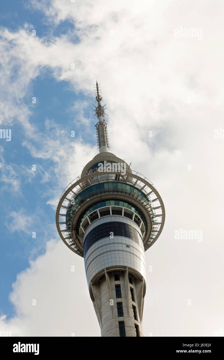 Blick auf die Spitze des Sky Tower und der Aussichtsplattform in Auckland, Neuseeland Stockfoto