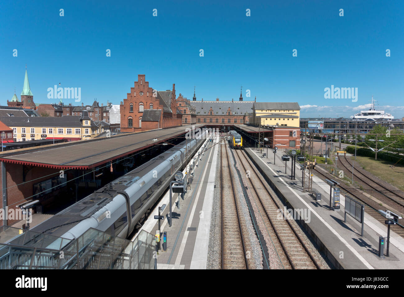 Historische Bahnhof in Helsingør, Helsingör, im Stil der Neorenaissance aus dem Jahr 1891. Auf der rechten Seite ein Scandlines Fähre nach Schweden Stockfoto