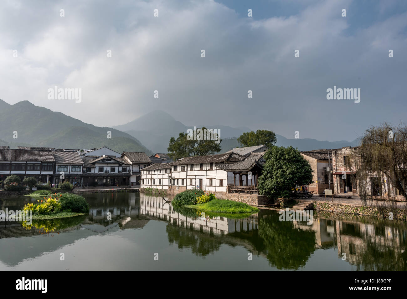 Cangpo Alte Dorf w/Reflexion über Wasser. Dörfer der Yongjia Grafschaft sind für Langlebigkeit bekannt. Der Provinz Zhejiang, China, in der Nähe des Fluß Nanxi. Stockfoto