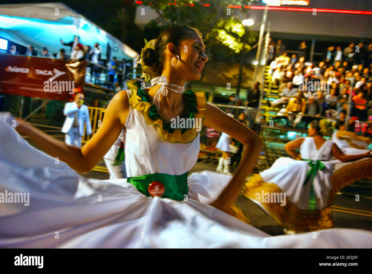 Eine Mädchen wirbelt ihr Kleid während eines Tanzes mit eines der marching Bands am Festival De La Luz, einer jährlichen Christmas Parade in San José, Costa Rica. Stockfoto