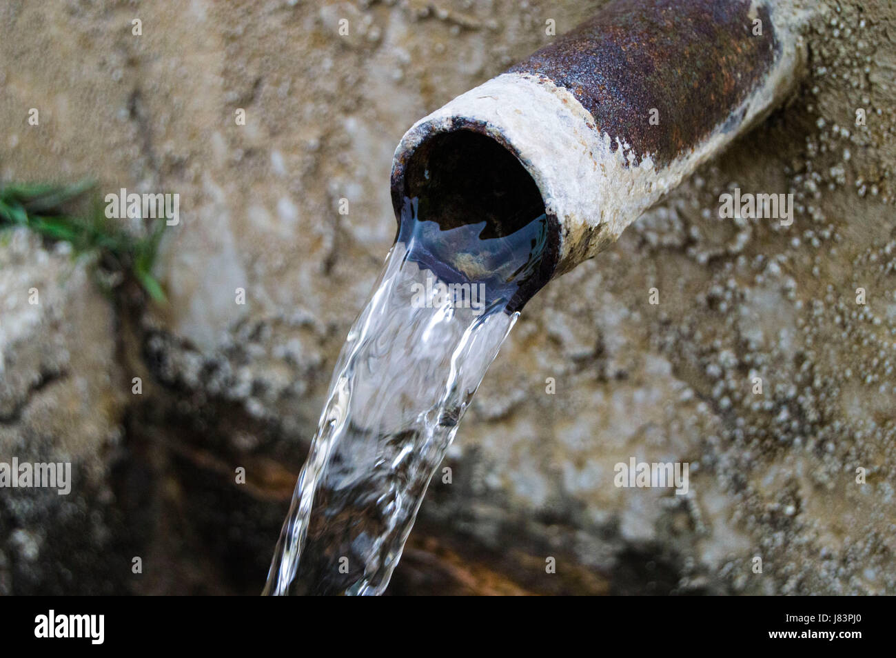 Alten authentischen Dorfbrunnen, Bilder von Naturwasser und fließenden