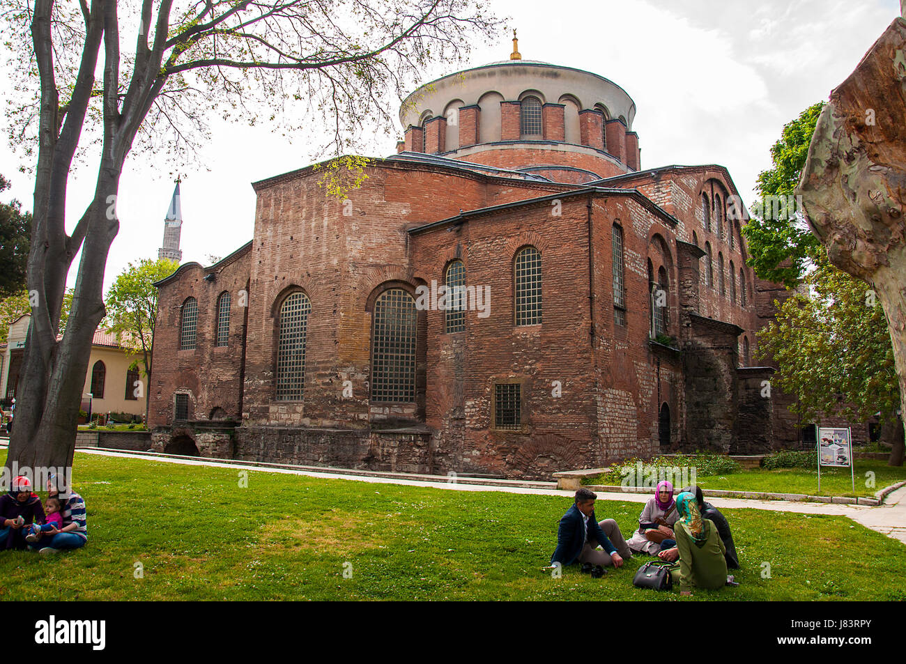 Istanbul, Türkei - 7. Mai 2017: Menschen sitzen vor Hagia Irene, eine östliche orthodoxe Kirche befindet sich in den äußeren Hof des Topkapi Palac Stockfoto