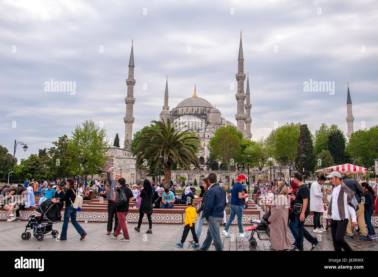 Istanbul, Türkei - 7. Mai 2017: Touristen Fuß sind vor der blauen Moschee in Sultanahmet, Istanbul, Türkei. Stockfoto