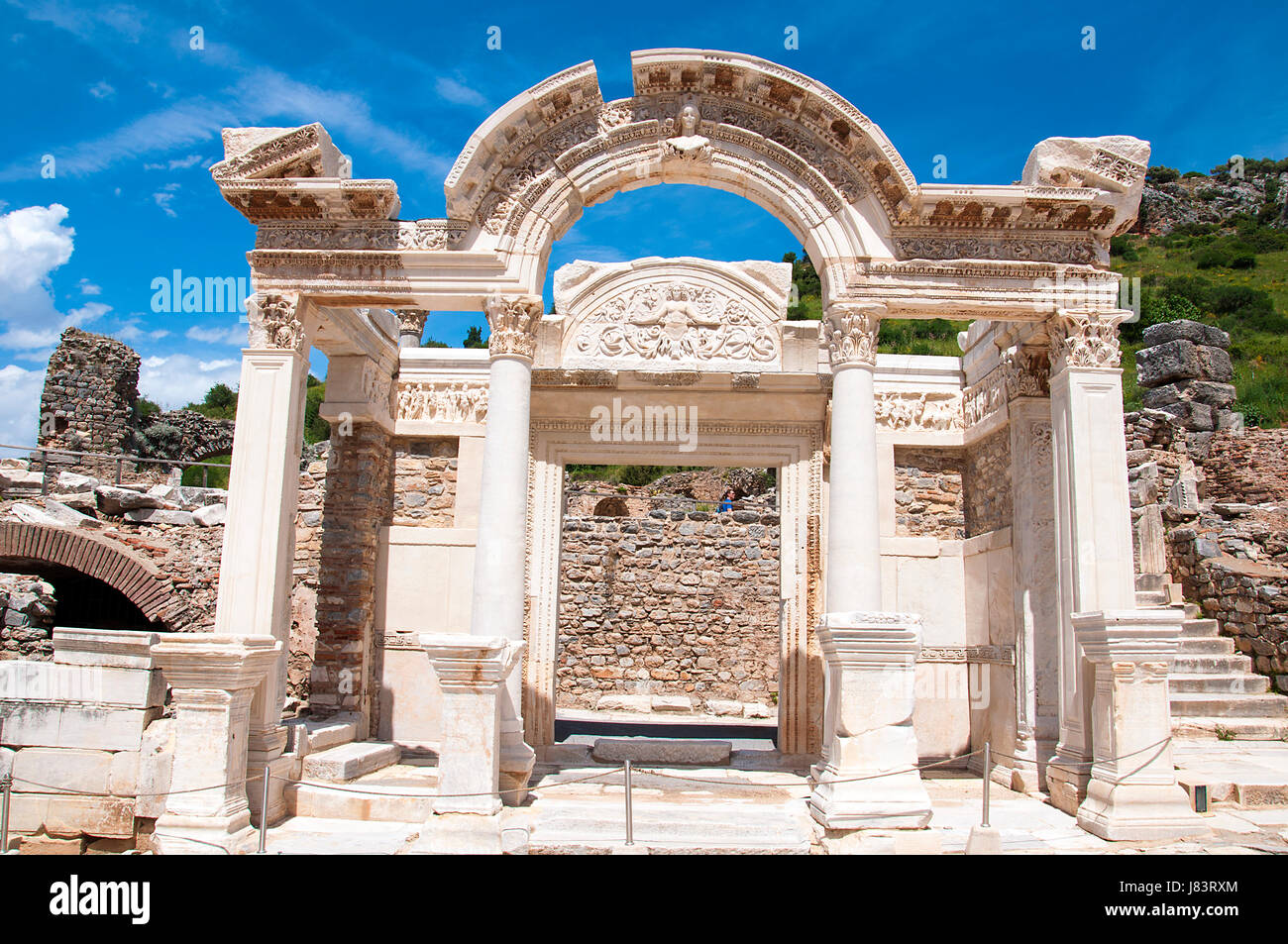 Izmir, Türkei - 10. Mai 2017: Hadrians Tempel Ruinen mit Touristen spazieren in gewagtes Stadt Ephesus an sonnigen Tag Stockfoto