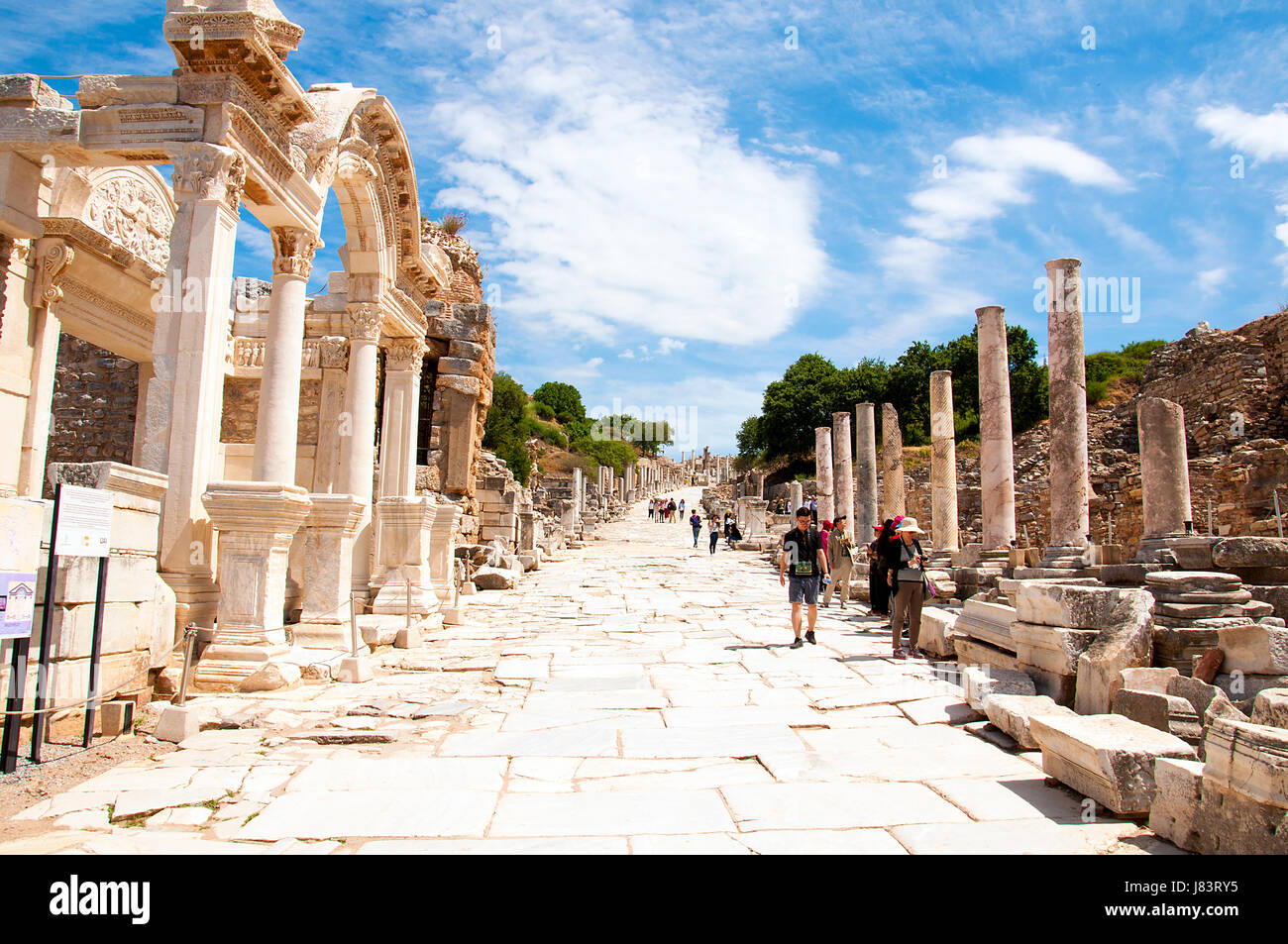 Izmir, Türkei - 10. Mai 2017: Hadrians Tempel Ruinen mit Touristen spazieren in gewagtes Stadt Ephesus an sonnigen Tag Stockfoto