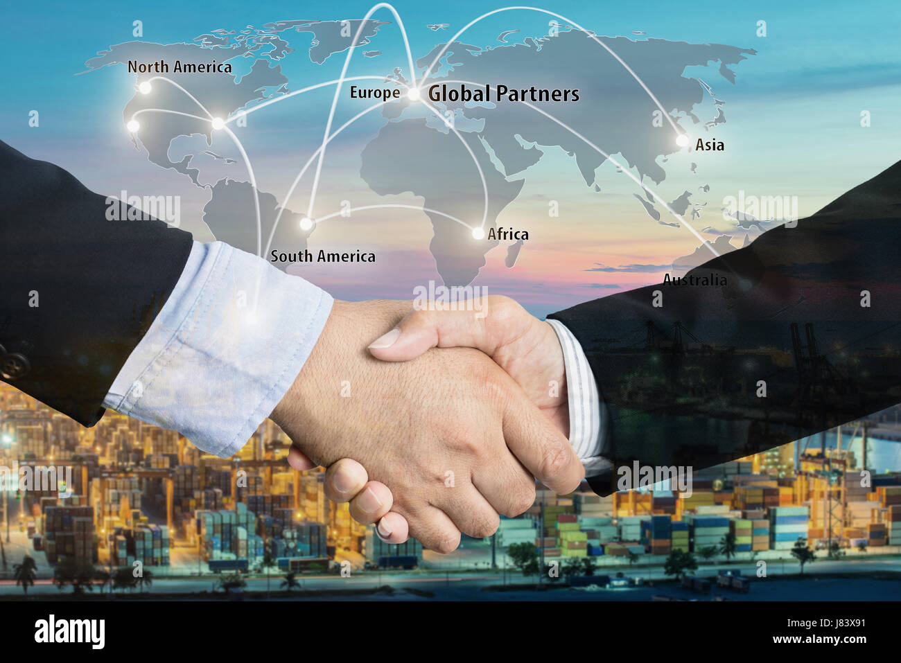 Doppelbelichtung von einem Geschäftsmann Handschlag mit Karte globaler Partner Verbindung von Containerladung Frachtschiff für Logistik Import/Export Hintergrund ( Stockfoto