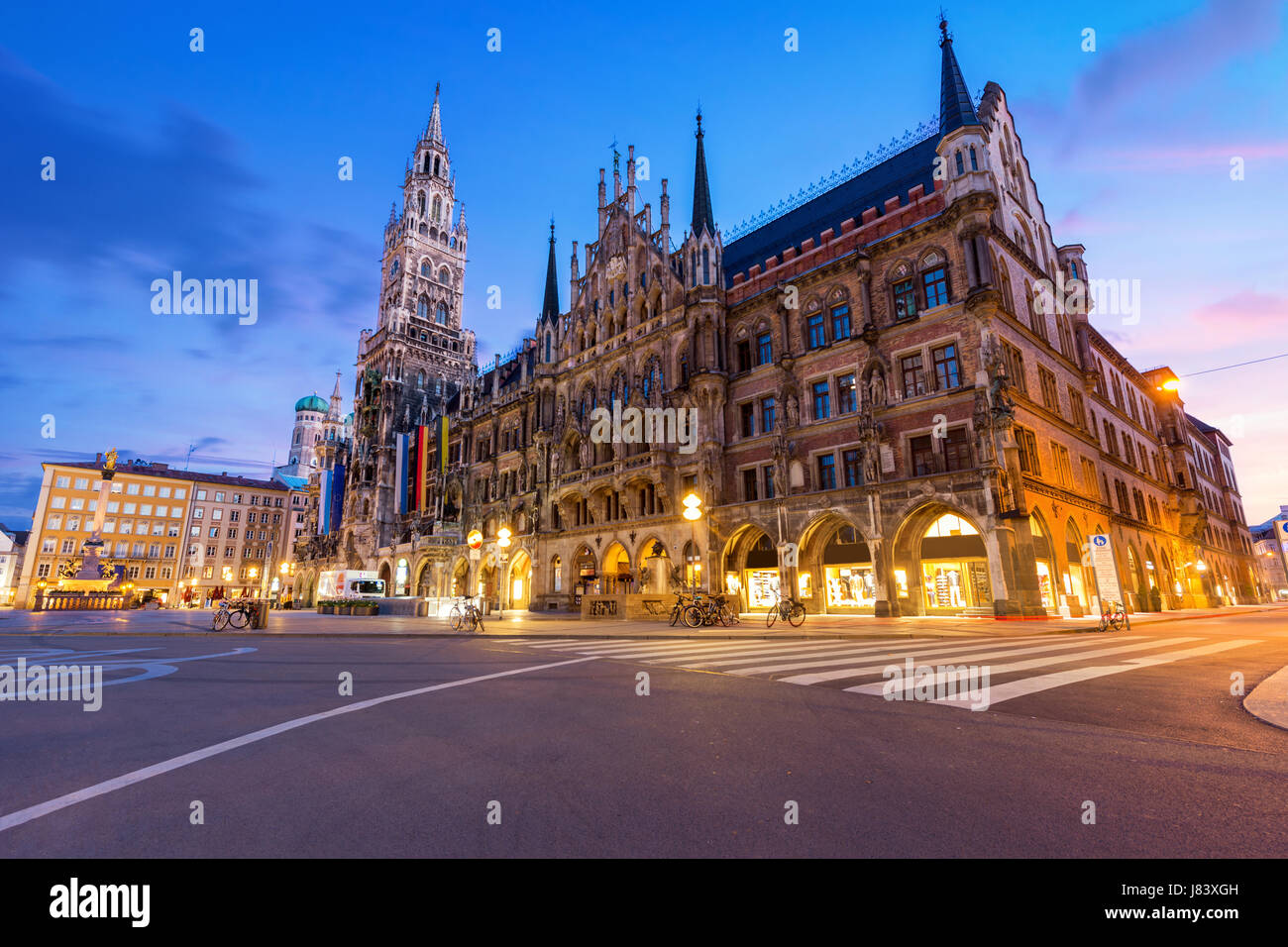 Nacht Panorama des Marienplatzes und der Münchner Rathaus in München. Stockfoto