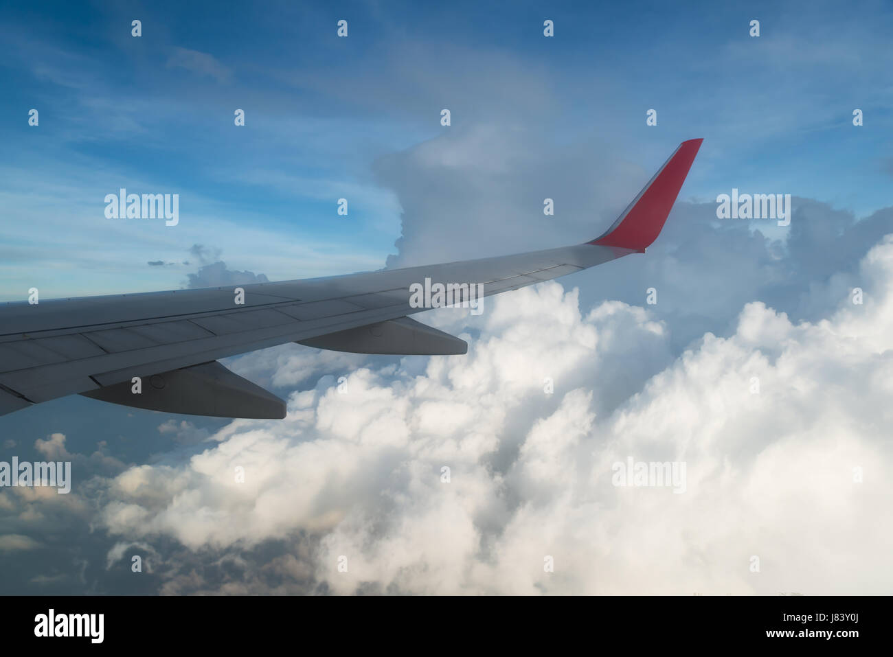Flügel eines Flugzeugs fliegen über den Wolken. Leute schaut zum Himmel aus dem Fenster des Flugzeugs, mit Airtransport um zu reisen. Stockfoto
