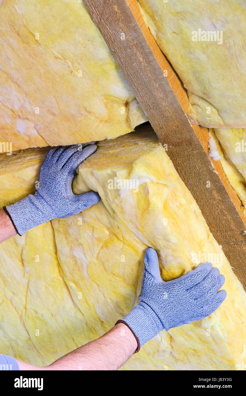 Build Handschuh Dach Balken unterdrücken auf dem Dach Hand Build Handschuh isolieren Isolierung Stockfoto