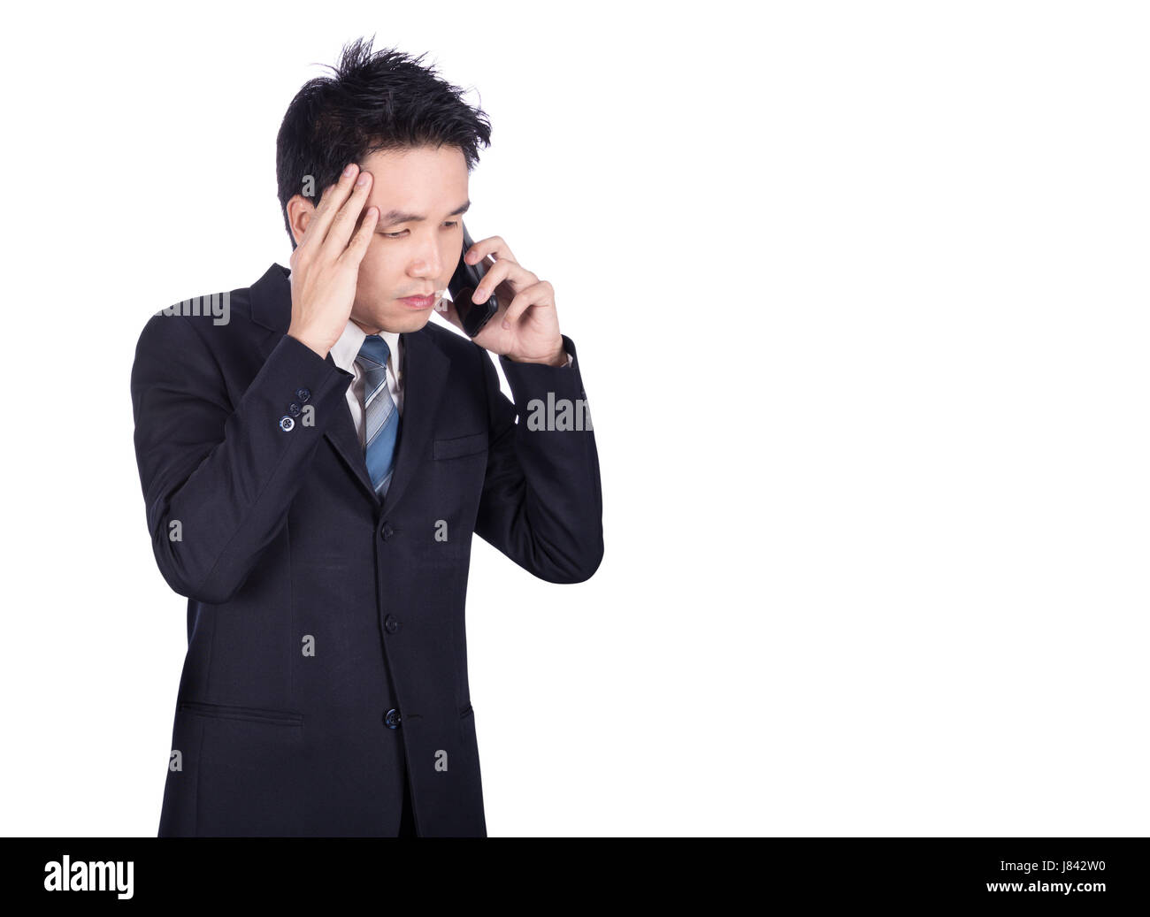 besorgt Geschäftsmann sprechen auf Smartphone isoliert auf weißem Hintergrund Stockfoto