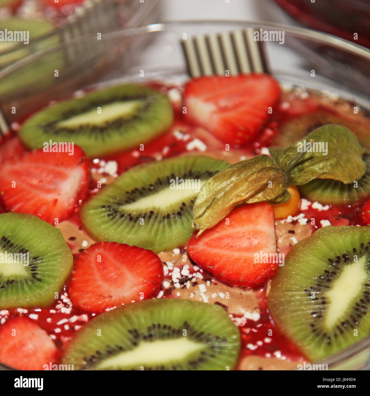 leckeres Dessert mit Erdbeeren und Kiwi - Quadrat Stockfoto