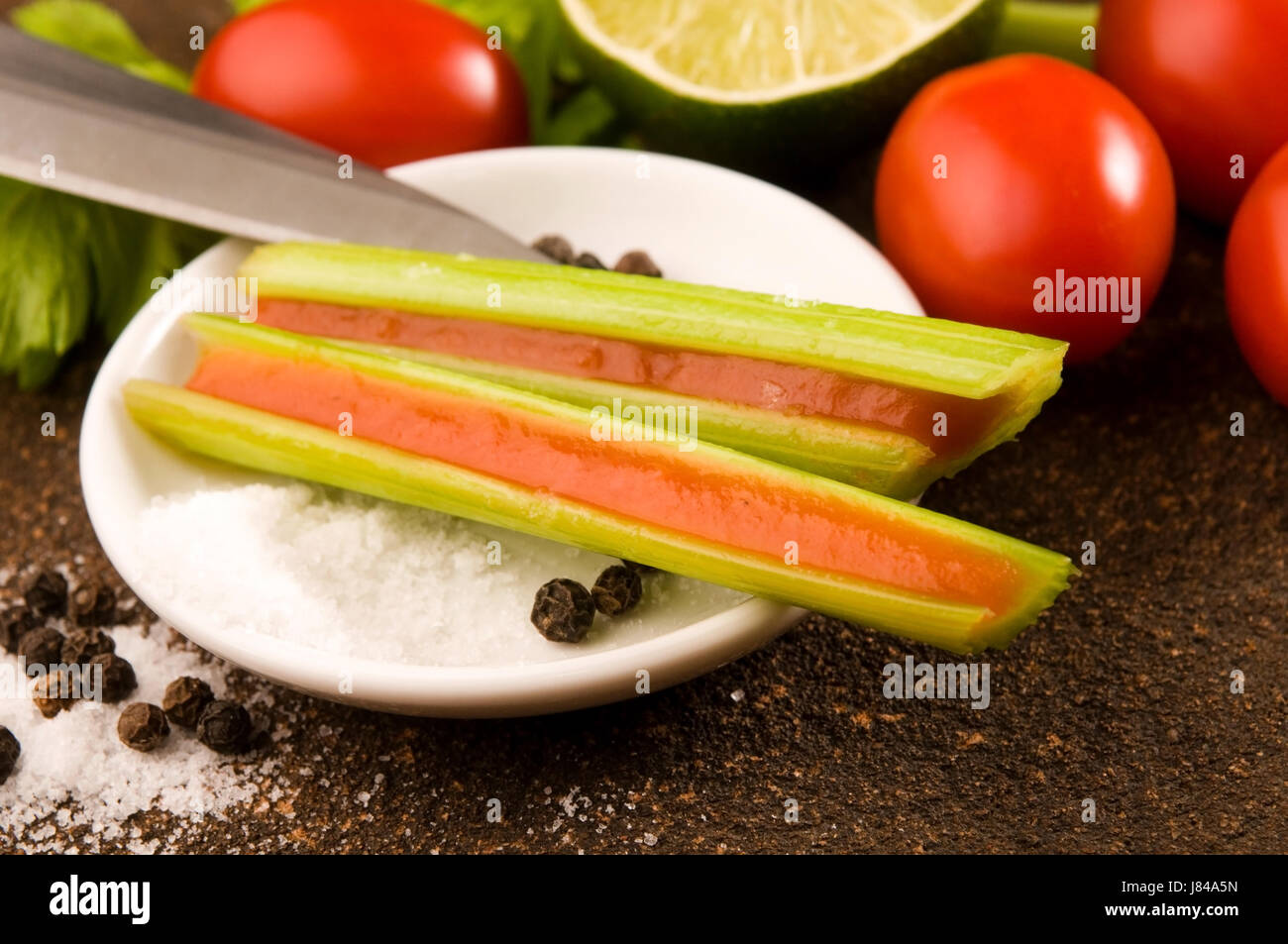 Alkohol Wodka Gelee Stick Tomaten roten Balken Taverne Glas Kelch Becher Pfeffer Stockfoto