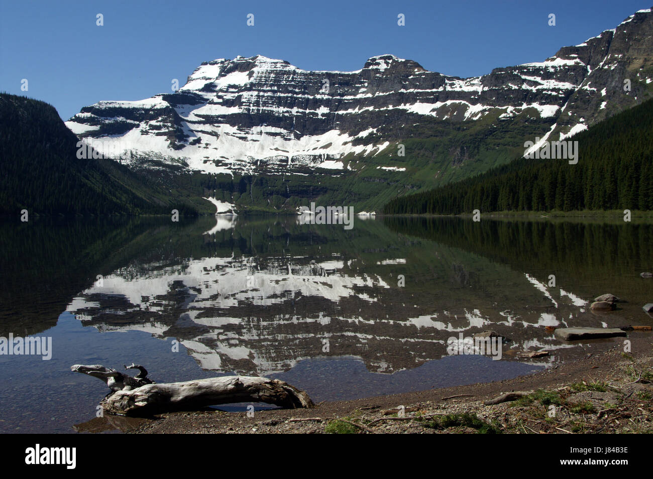 Kanada Frischwasser See Binnengewässer Wasser Wildnis Natur Berge Schnee Stockfoto