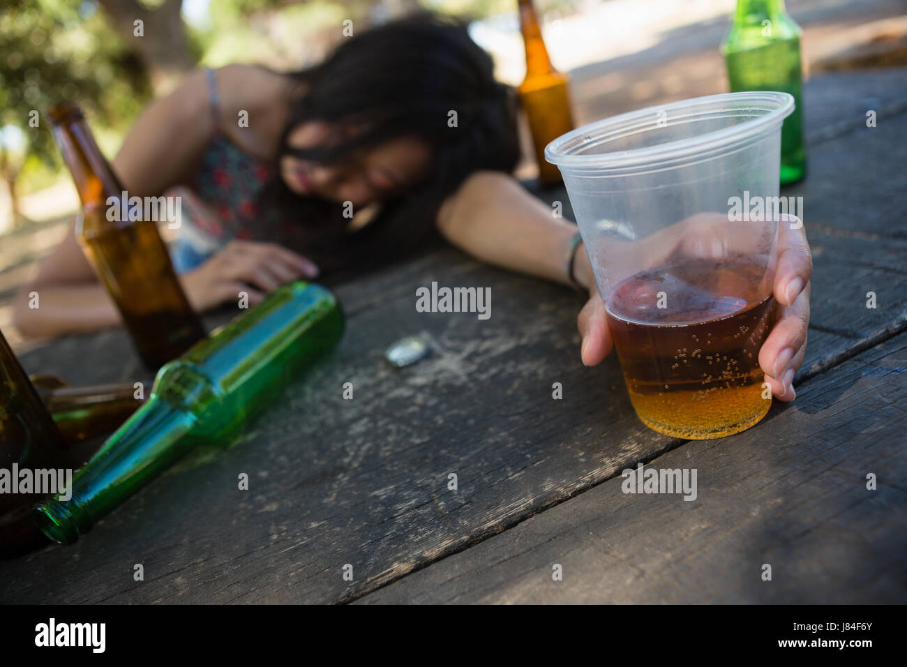 Betrunkene Frau Schlafen Auf Dem Tisch Und Hält Ein Glas Bier Im Park 