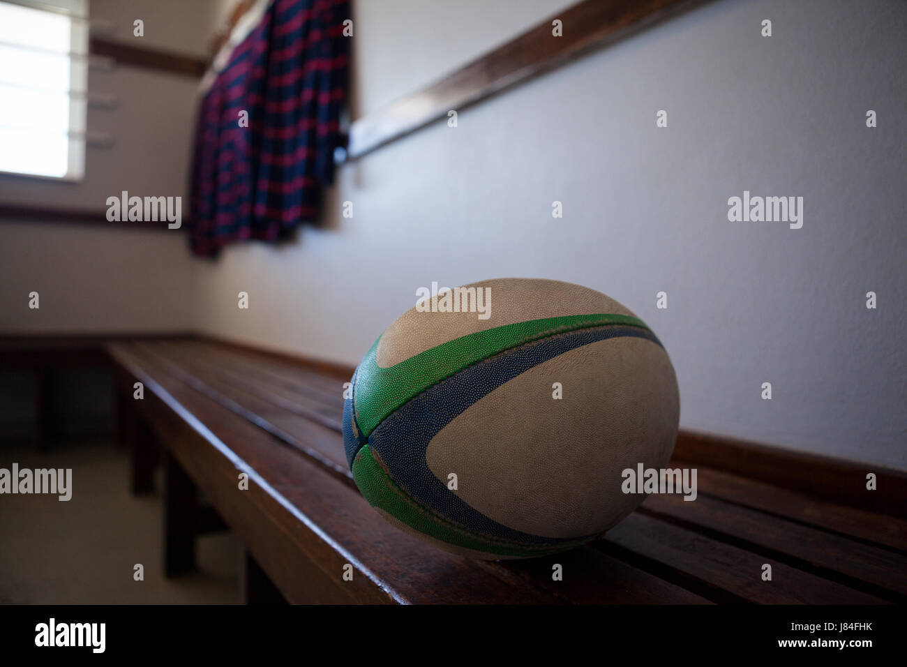 Nahaufnahme des Rugby-Ball auf Bank in Umkleidekabine Stockfoto