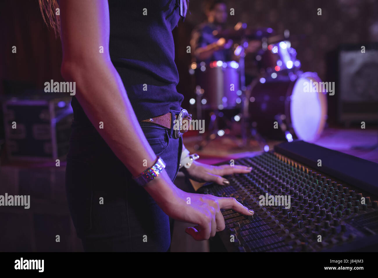 Mittleren Bereich der Musikerin, die sound-Mixer im Nachtclub in Betrieb Stockfoto
