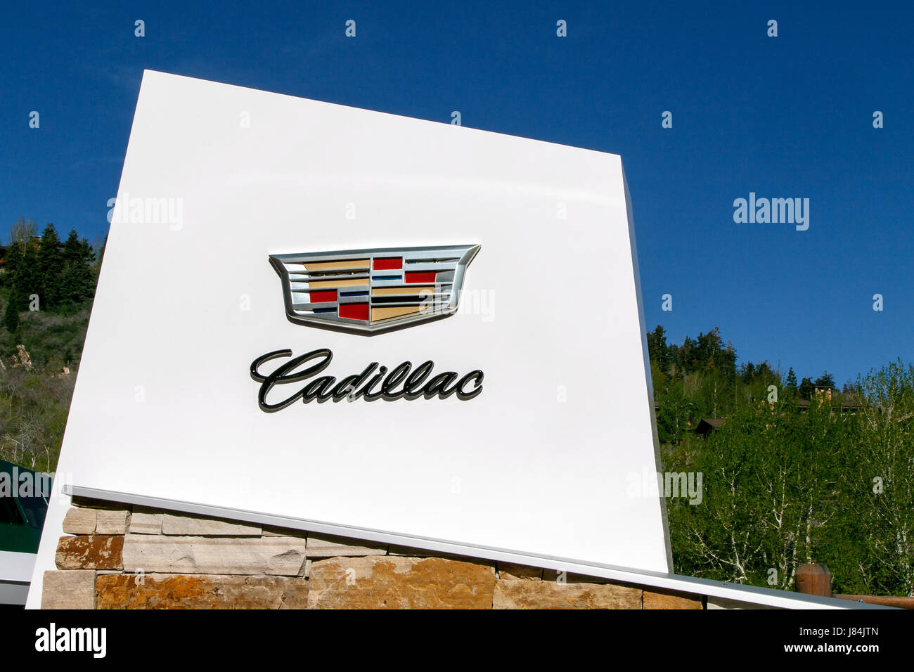 Park City, UT, 12. Mai 2017: White stehen mit einem Cadillac Logo dient dazu, die Automarke am Fuße des Skigebiet Deer Valley zu werben. Stockfoto