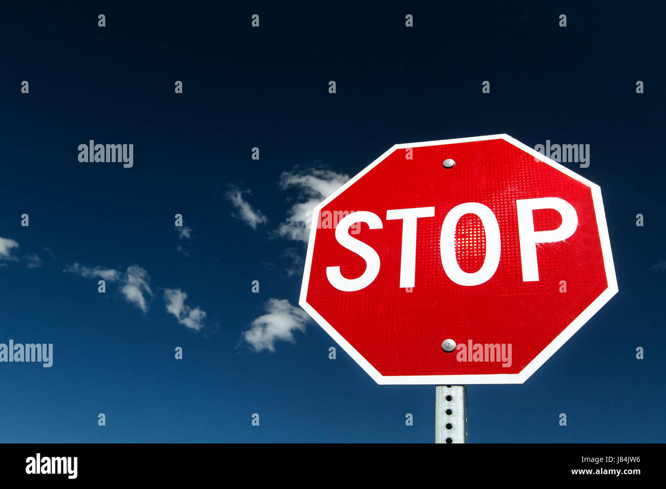 Stop-Schild gegen strahlend blauen Himmel. Stockfoto