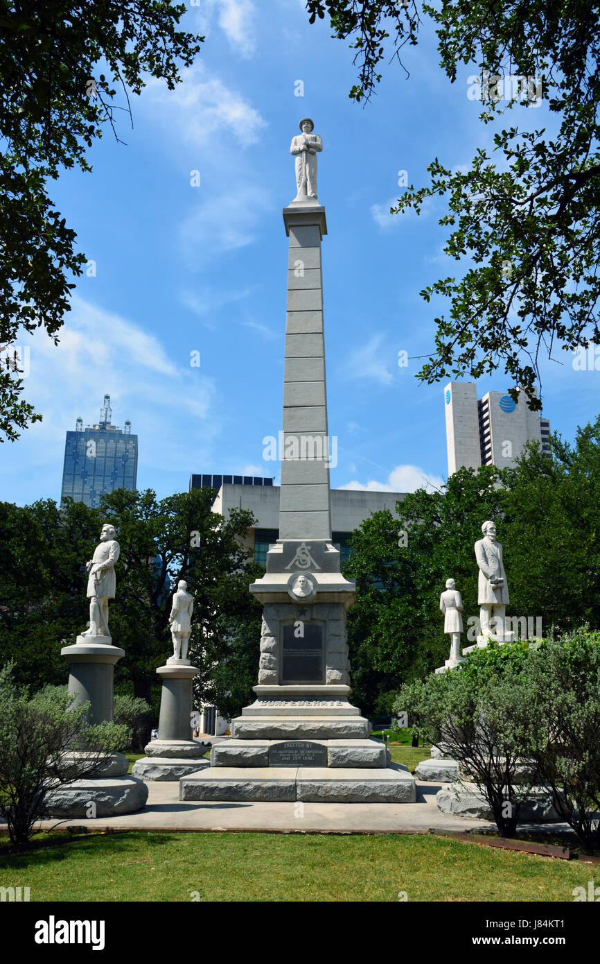 August 2017: Dallas ist unter Berücksichtigung der Confederate Memorial im Pioneer Park Friedhof neben der Downtown Convention Center. Stockfoto