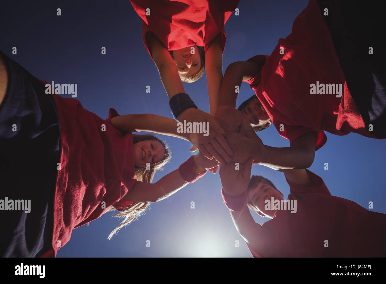 Kinder bilden Hand Stapel in das Boot Camp an einem sonnigen Tag Stockfoto
